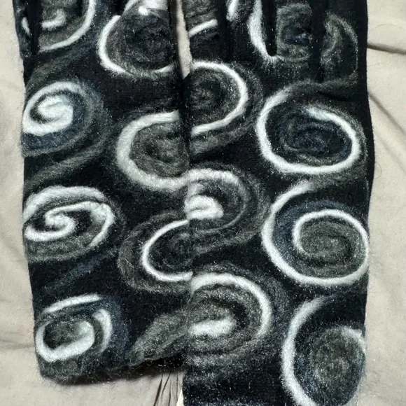 Chic Swirl Patterned Women's Gloves NWT - Picture 2 of 4